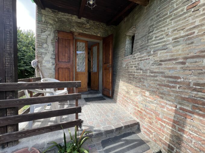 Rustico in sasso di testa con giardino